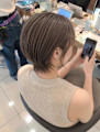 グレージュ系白髪ぼかしハイライトのくびれショート
