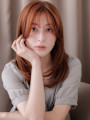 オレンジベージュミディアムレイヤーウルフカット20代30代