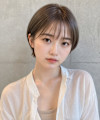 夏に映えるミルクブラウン×艶ナチュラルショート30代40代