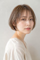 透明感ベージュの丸みショートボブ