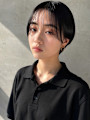 黒髪耳掛け大人ショート