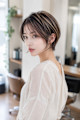 大人女性の立体感ハイライトショートボブ