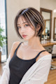 大人女性の艶感ハイライトショートボブ
