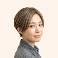 ​透明感グレージュの品よく揺れるハンサムショート