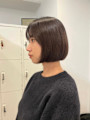 横顔もすっきりまとまる艶ブラウンのミニボブ