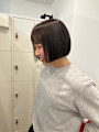 横顔もきれいにまとまる艶ブラウンの前下がりボブ
