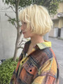 ブロンドヘアのフレンチボブ