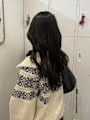 後ろ姿まで艶やかな暗髪ウェーブロング