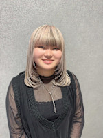 青山ひな(アオヤマヒナ)