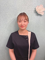 根本 栞(ネモト シオリ)