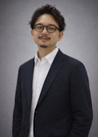 岡　魁(オカ　スグル)