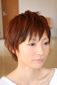 ラフに遊ぶ毛束で楽しむ大人のショートレイヤー - Tasha掲載