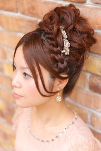 ツヤ編みこみカチューシャ風エアリーアップ☆ 結婚式＆二次会 - broto掲載