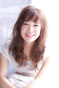 パールベージュ×毛先のハイライトで透明感のある可愛さを♪ - PALETA掲載