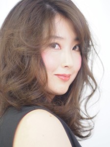 大人の髪型　ゆる巻ミディアム　センターパート - Lourdes hair design掲載