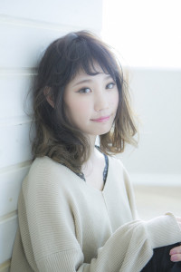 大人気！透明感たっぷりアッシュグレーカラー　ゆるふわミディ - feel掲載