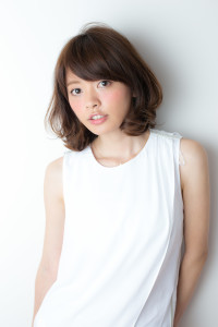 幅広＋厚めの前髪に軽やかなゆるカールのミディ。 - APIS beauty and cure掲載
