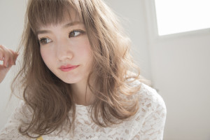アッシュベージュの透明感と攻め前髪でかわいさアップ - 半個室美容室＆個室脱毛サロン/バックステージ 栄店掲載