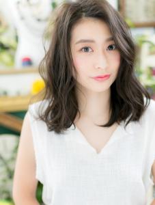 かきあげ前髪＋耳かけも◎くせ毛風黒髪ゆるふわくびれミディ - COVER HAIR & SPA bliss【カバーヘア アンド スパ ブリス】浦和/浦和西口店掲載