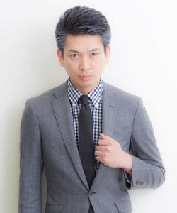 柔らかな印象のナチュラルに仕上げたグレーヘア - N.BARBER HIROO掲載