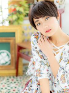アシンメトリー前下がり大人マッシュショート　クールショート