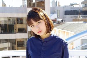顔を包み込む髪にナチュラルな動きと軽さを出したストレートボブ - Que hair掲載