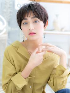 くせ毛風ニュアンスショートで洗練大人女子　マッシュショート
