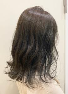 暗めグレージュの波巻きヘア - Hair&Make OPSIS掲載