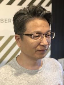 50代メンズ グレーヘアビジネススタイル - バーバーバー中野掲載