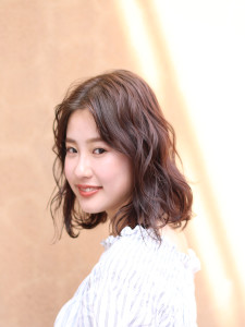 【eme中崎町】王道のうるツヤ愛されブラウンミディ - eme hair design掲載