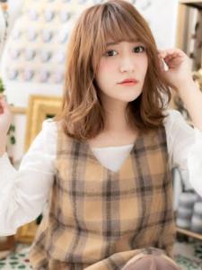 斜めバングくせ毛風カール小顔ラブふわミディ20代30代40代 - COVER HAIR bliss【カバーヘア ブリス】北浦和/北浦和西口店掲載
