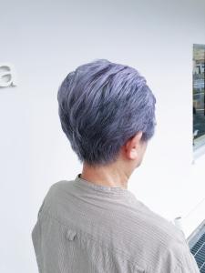 酸性カラーでグレーヘアをおしゃれに - akira仁川店掲載