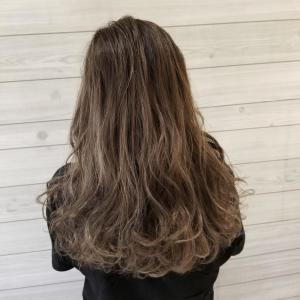 暗めのアッシュグレー - CREA掲載