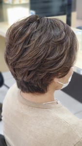 白髪50%ぼかしのオシャレなハイライト  - CAPA秦野掲載