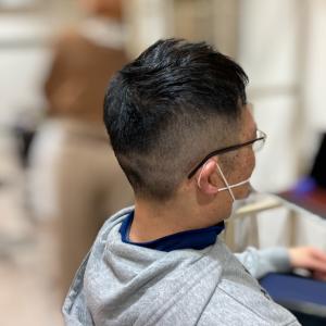 Men’s フェードスタイルナチュラル仕上げビジネスマンヘア - LOHAS Hair ANGIE掲載