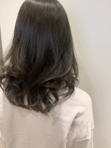 【赤み消しの上品なオリーブベージュ×ミディアムレイヤー】 - Hair&Make OPSIS掲載