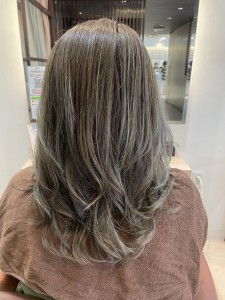 白髪ぼかし　ハイライトカラー×アイスミント - atelier visse掲載