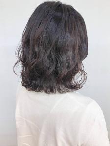 大人かわいい無造作パーマ/ミディアム/暗めカラー/40代 - QUALIS 上福岡店掲載