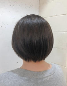 丸みショート×グレイカラー - Lourdes hair design掲載