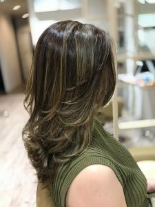 バレイヤージュアッシュカラーで外国人風グレイヘア - LOHAS Hair ANGIE掲載