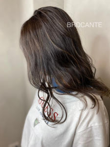 シルバーグレージュ 透明感 ニュアンス ブリーチ無し - BROCANTE LUXBEブロカントラックスビー立川北口店掲載