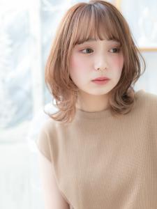 斜めバングで目力UP！外国人風バイカラー　ミルクベージュ - mod's hair【モッズヘア】上尾/上尾西口店掲載