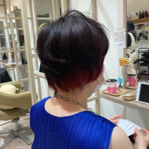 イヤリングカラー＆インナーカラーで個性を出す５０代ショート - LOHAS Hair ANGIE掲載