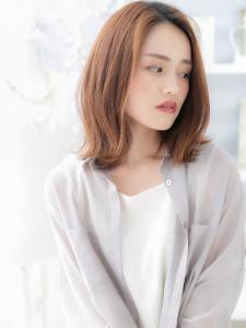 外国人風大人ハイライト外ハネ流れるレイヤー　暖色系カラー - mod's hair【モッズヘア】越谷/越谷西口店掲載