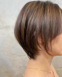 定番ショートボブにハイライト - HAIRSALON solork掲載