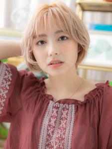 ホワイティアッシュ外国人風くせ毛ショート　フェザーバング - COVER HAIR bliss 戸田公園西口店掲載