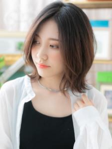 大人かっこいいアシンメトリーミディアムボブ　グレイアッシュ - COVER HAIR bliss 上尾西口店掲載