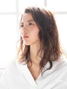 ナチュラル質感の無造作カールロング - HAIR & MAKE EARTH 若葉台店掲載