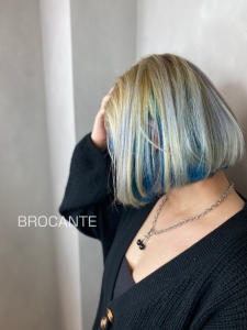 ケアブリーチ ショートボブ インナーカラー 派手髪 青  - BROCANTE LUXBEブロカントラックスビー立川北口店掲載