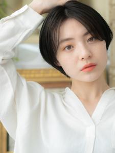 センターパート黒髪前下がりマッシュショート　アッシュブラック - COVER HAIR bliss 戸田公園西口店掲載